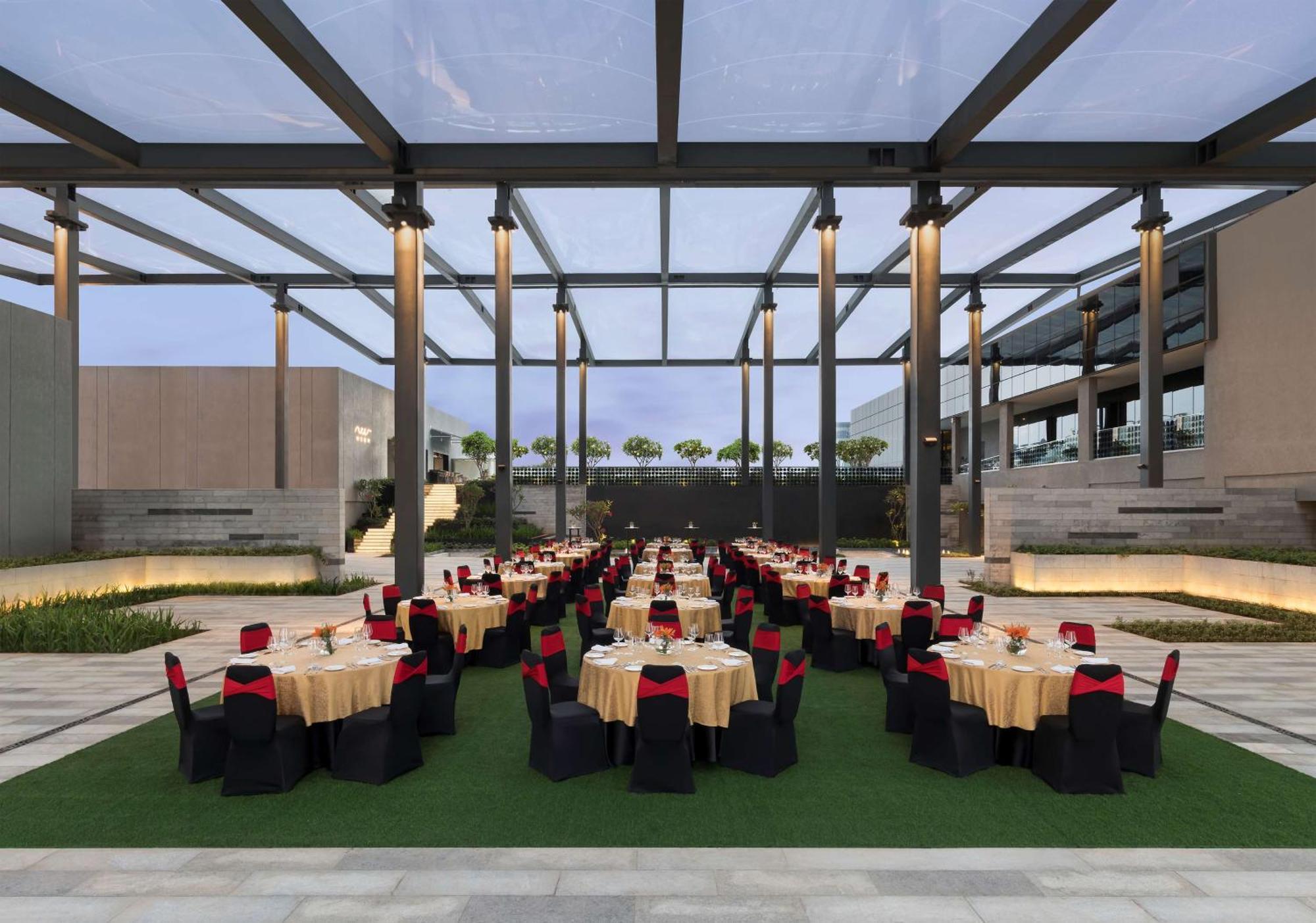 Hilton Garden Inn Bengaluru Embassy Manyata Business Park ภายนอก รูปภาพ